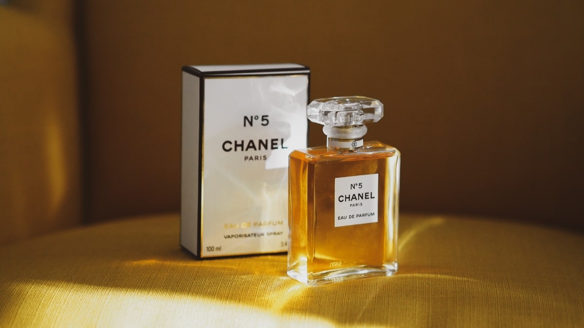 The 10 Best Classic Women's Perfumes: Top Perfumes For Women (2023) - Scent  Grail