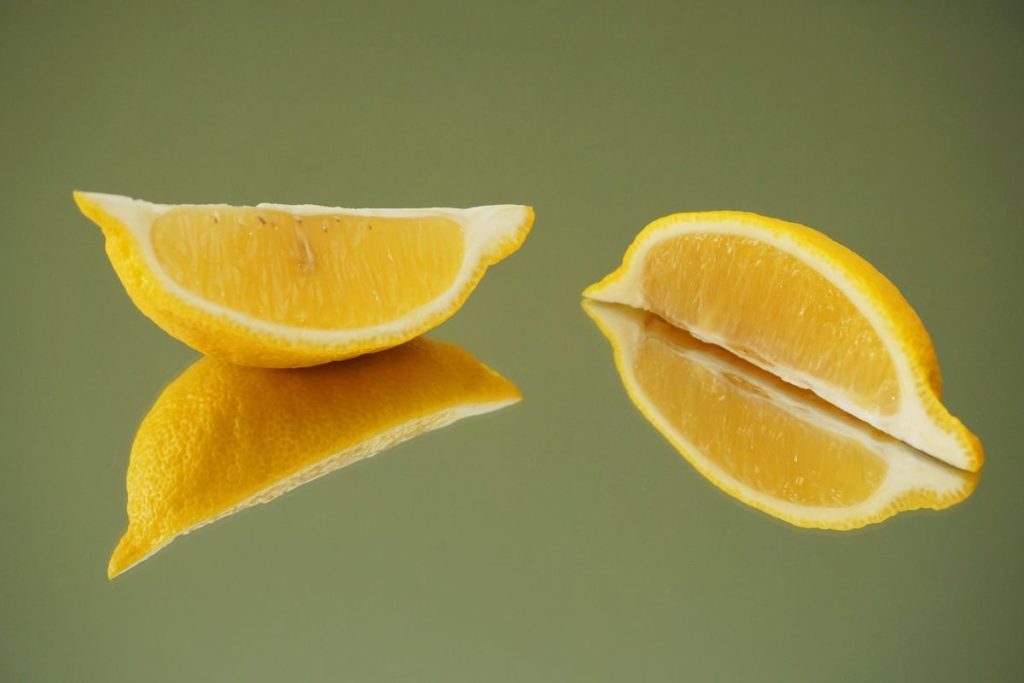 best citrus fragrances - sliced lemon