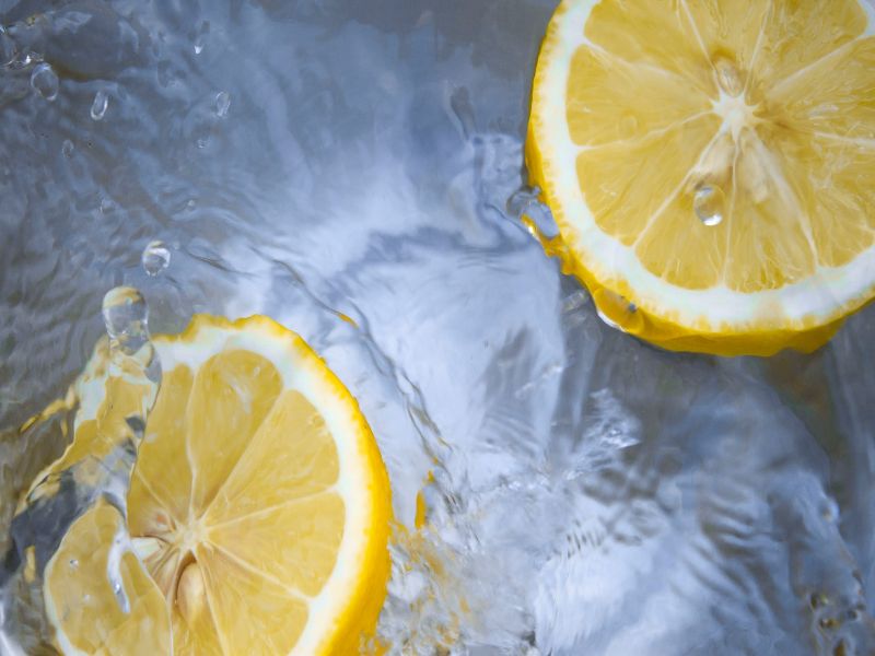 lemons in water - nishane hacivat