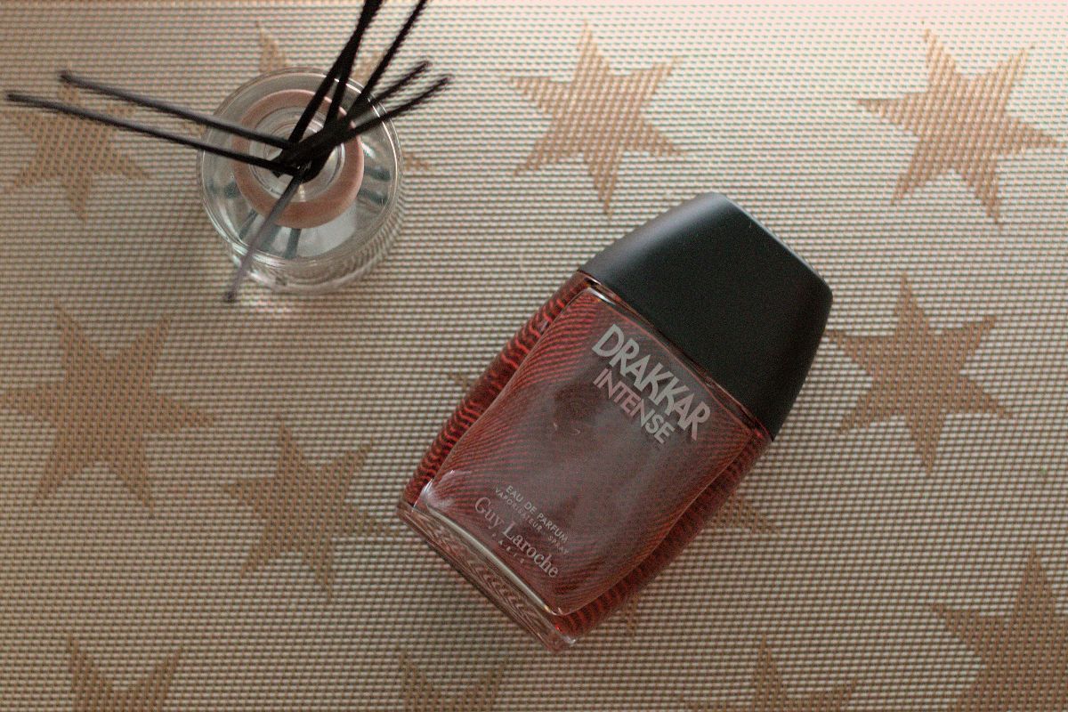 Guy Laroche Drakkar Intense - bottle and perfume diffuser